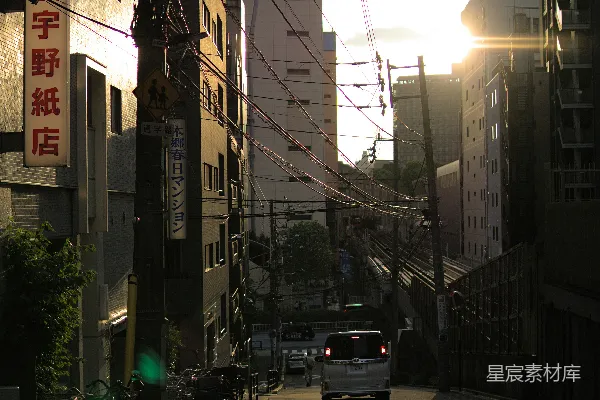 高清摄影 一条街道，两边都是建筑物。