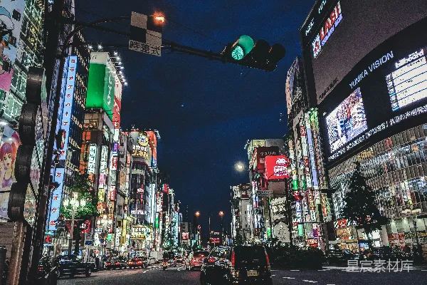 高清摄影 在夜间搭建窗帘