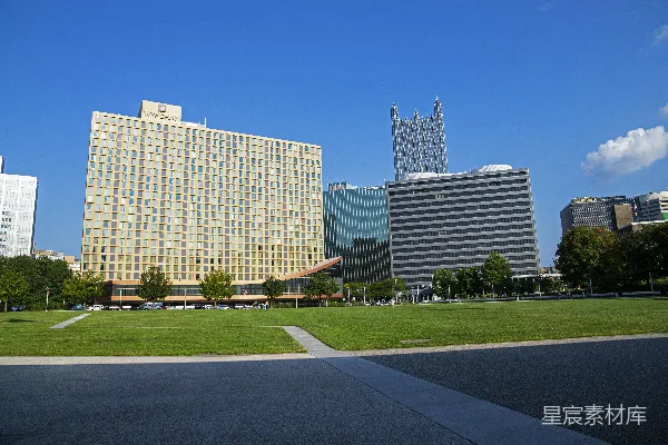 高清摄影 在一座大建筑前的草地上