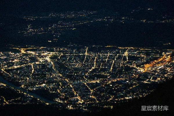 高清摄影 夜晚的城市航拍图，灯火通明。