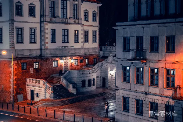 高清摄影 一辆汽车在夜晚的城市街道上行驶。