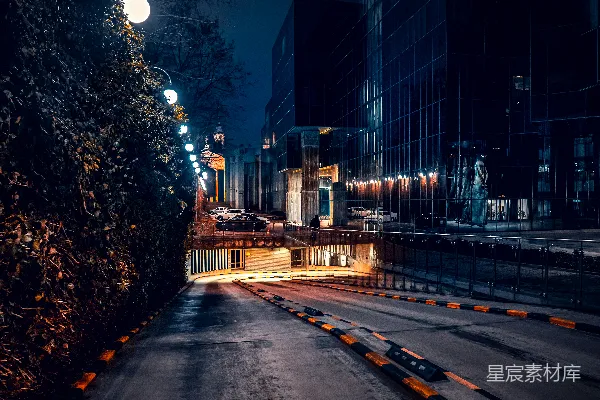高清摄影 夜晚的一条街道，路灯亮着。