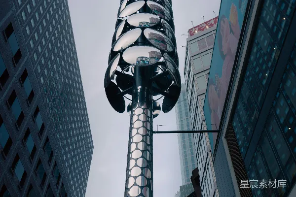 高清摄影 现代艺术雕塑高耸于城市建筑物之上。