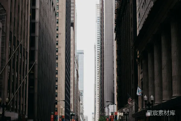 高清摄影 人们横穿繁忙的城市街道，周围是高楼大厦。