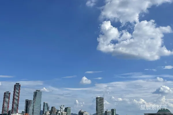 高清摄影 一片广阔的水域，背景中有座城市。