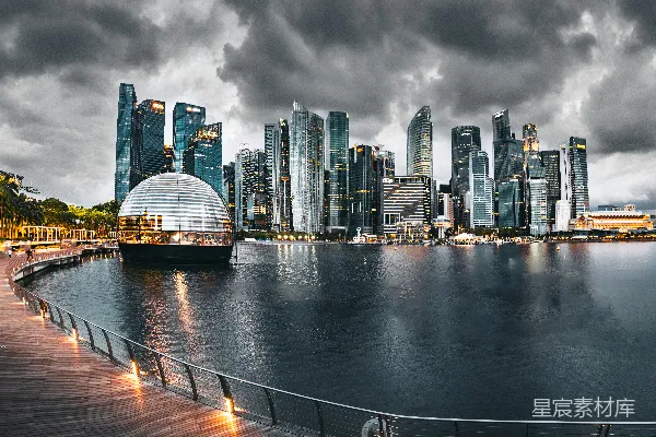 高清摄影 一片广阔的水域，背景中有一座城市。