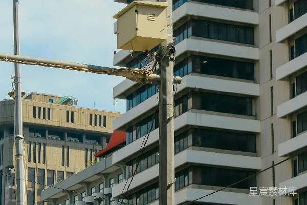 高清摄影 一座高大的白色建筑位于交通灯旁边。
