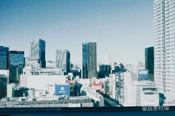 高清摄影 现代化城市的天际线在晴朗的天空下，高楼林立。