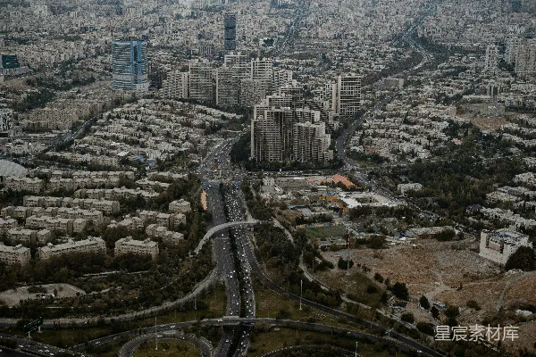 高清摄影 一座城市鸟瞰图，有许多高大的建筑物。