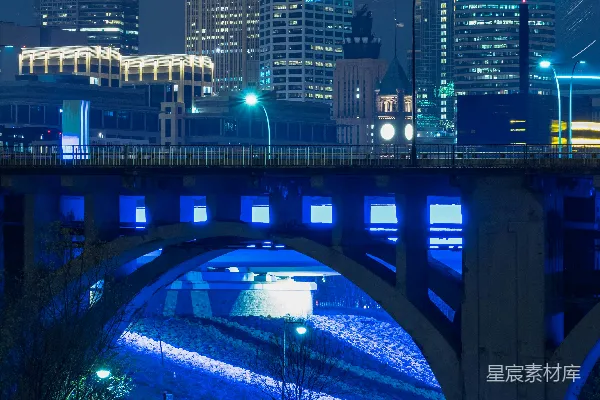高清摄影 夜间道路上的高楼附近的车辆