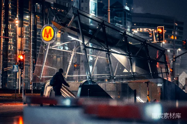 高清摄影 夜晚的城市中，一个人在自动扶梯上。