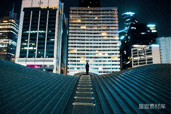高清摄影 站在建筑物屋顶上，背景是城市的建筑群。