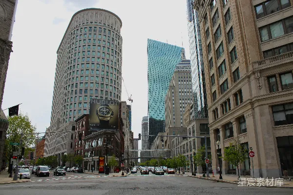 高清摄影 一条街道两边是汽车和建筑物。