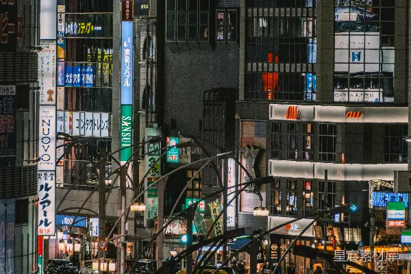 高清摄影 一条繁忙的街道，两旁是高耸的建筑物。