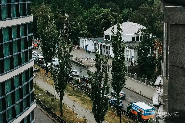 高清摄影 一辆车在高楼旁边的路上行驶