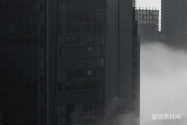 高清摄影 一座被雾气笼罩的高楼林立的城市