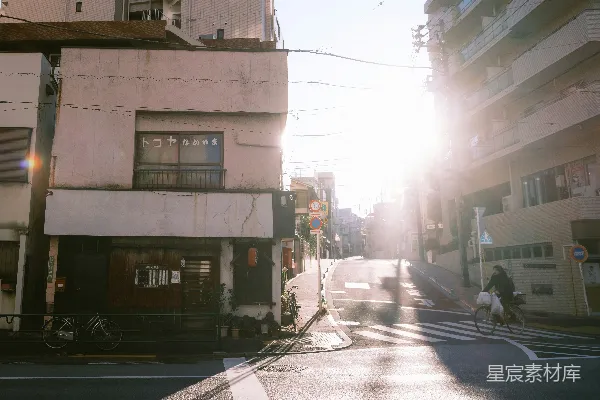 高清摄影 一个骑自行车的人沿着城市街道行驶