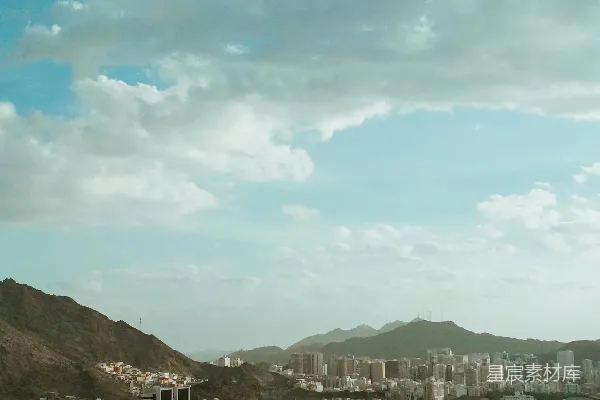 高清摄影 一座城市景观，背景中有山脉。