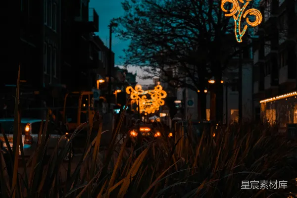 高清摄影 夜晚的街道，前景中有一盏路灯。