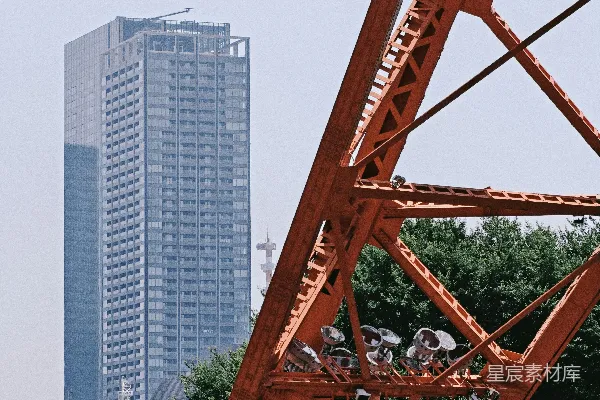 高清摄影 红色金属结构与高大的建筑后面