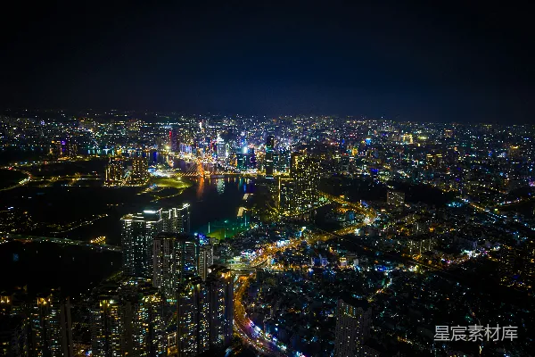 高清摄影 夜晚色彩斑斓的城市天际线，灯火辉煌。