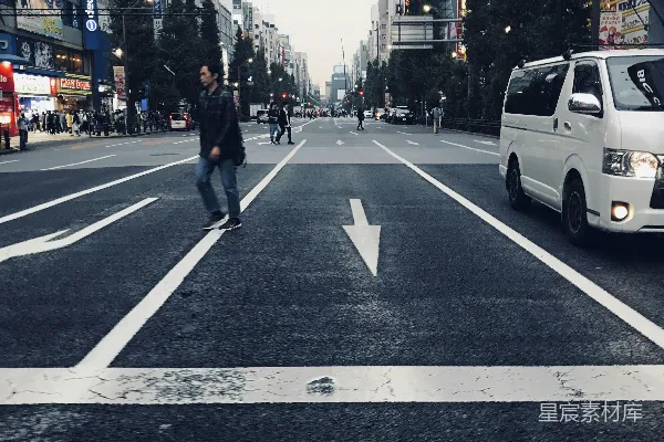 高清摄影 白天行人穿越人行道
