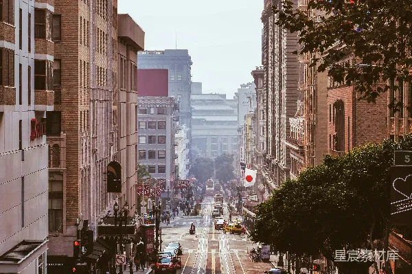 高清摄影 白天建筑物之间的一条红灰相间的路
