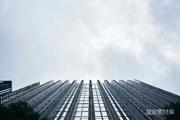 高清摄影 低角度下观望着阴云密布的天空中的建筑物。