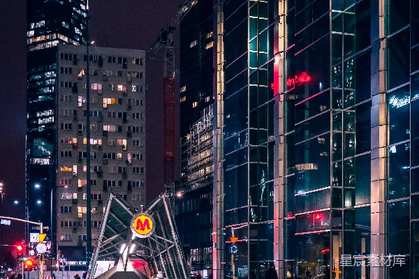 高清摄影 夜晚时分，高楼大厦附近道路上的车辆。