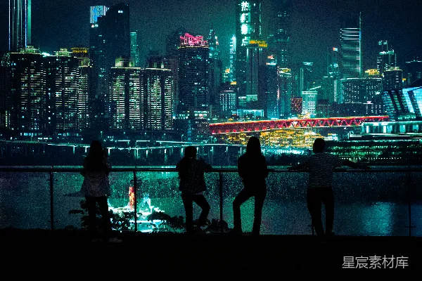 高清摄影 一群人站在水边，彼此相邻。