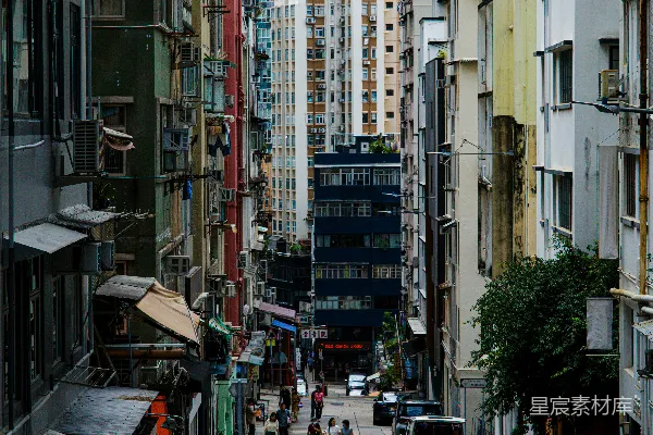 高清摄影 狭窄的街道两旁是高楼大厦，行人来往。