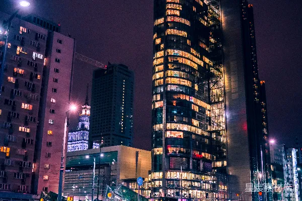 高清摄影 夜晚，高楼上停着的汽车