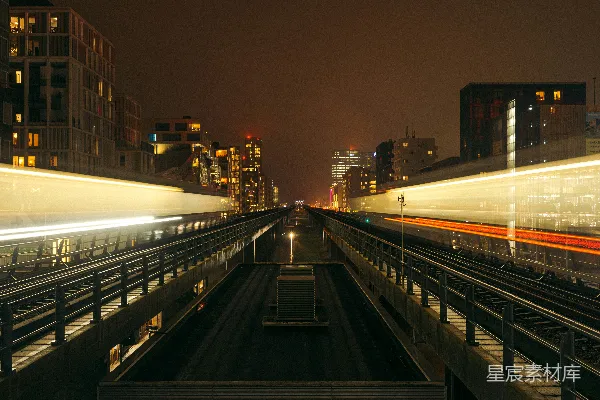 高清摄影 一列火车在夜晚穿过城市