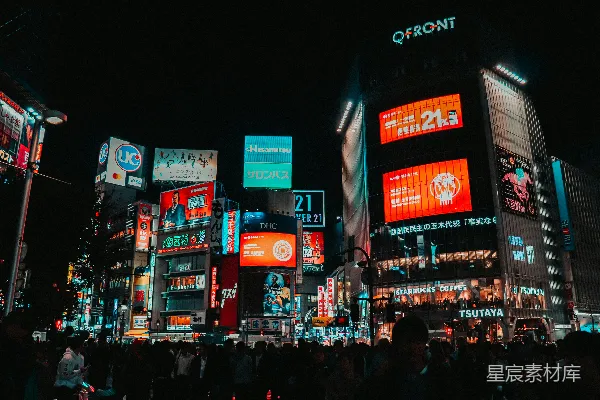 高清摄影 人们在夜间街道上行走