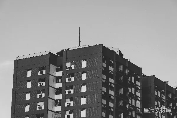 高清摄影 一座高大的建筑在清澈的天空下。