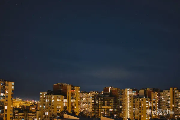 高清摄影 夜晚的城市景色，可以看到星星。