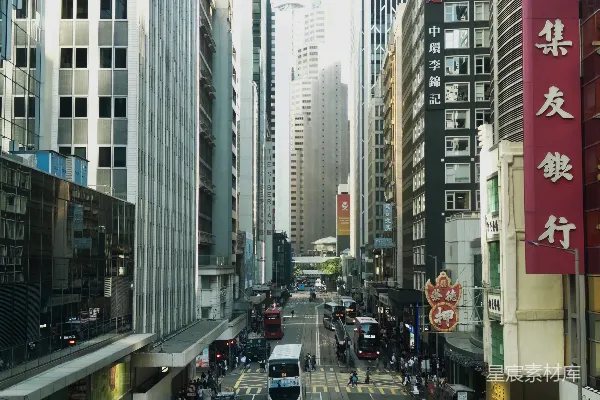 高清摄影 繁忙的城市街道，高楼林立，车辆穿梭。