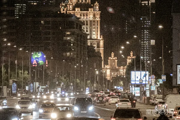 高清摄影 一条夜晚车流滚滚的城市街道