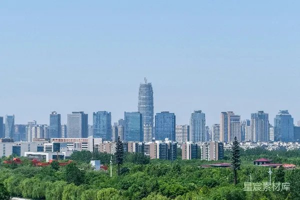 高清摄影 从河的另一边看城市的景色
