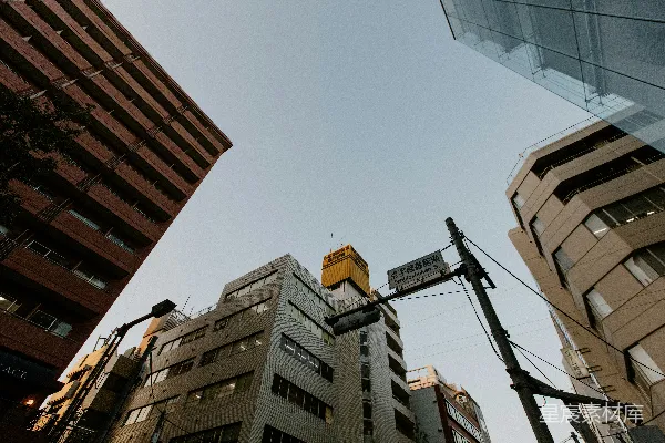 高清摄影 一根杆子前面一些建筑前的街道指示牌
