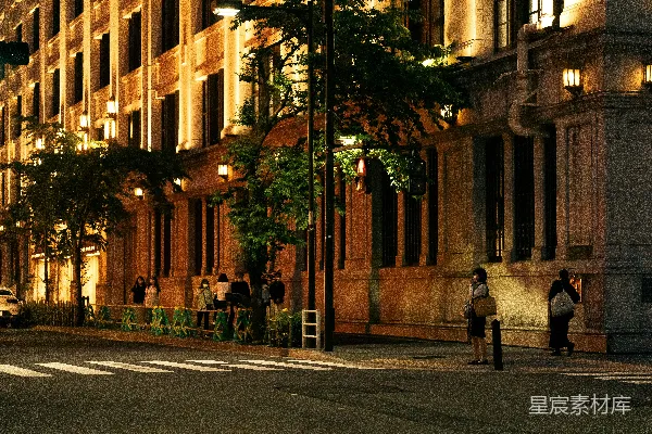 高清摄影 一群人站在街道边上。