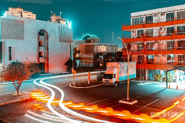 高清摄影 夜晚，棕色混凝土建筑附近的马路上有几辆汽车。