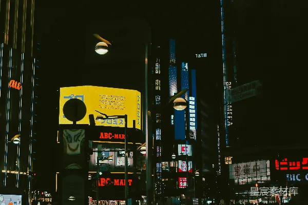 高清摄影 夜晚灯火辉煌的城市街道，霓虹灯招牌闪烁。