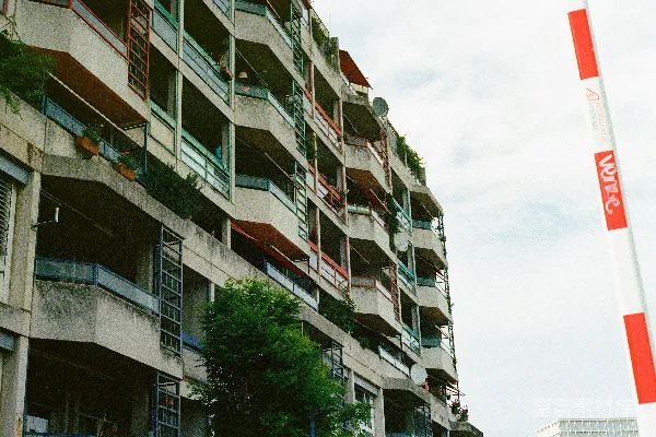 高清摄影 一座建筑物旁的标志牌