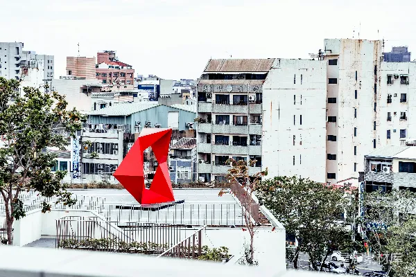 高清摄影 白天，白色金属栅栏旁的白色混凝土建筑旁挂着一面红白相间的旗帜。