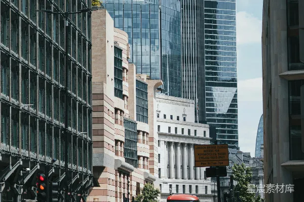高清摄影 一辆双层巴士沿着城市街道行驶