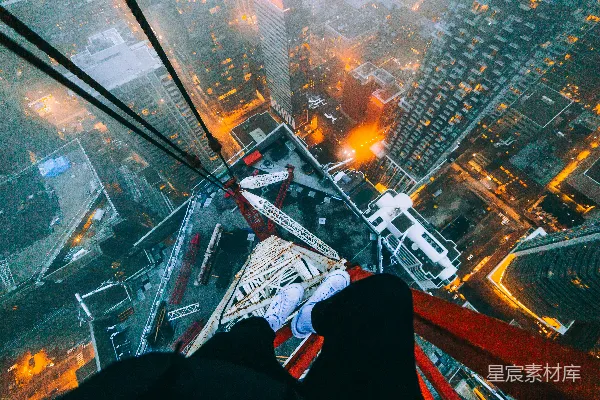 高清摄影 站在一座高楼顶上的人