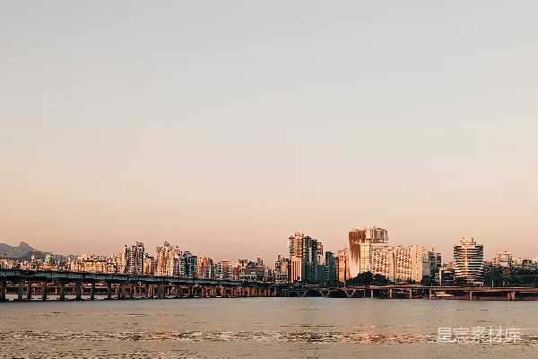 高清摄影 一片宽阔的水域，背景中有一座城市。