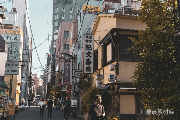 高清摄影 一个人沿着城市街道行走。