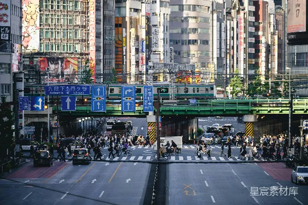 高清摄影 一群人穿过街道，旁边是高楼大厦。
